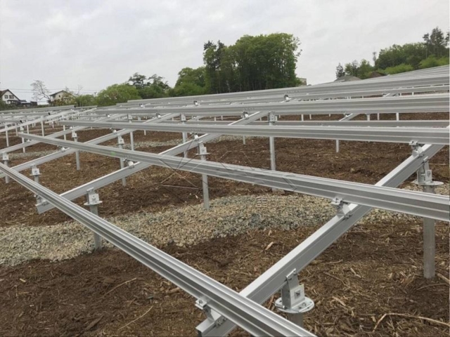 Montage van zonnepanelen op palen